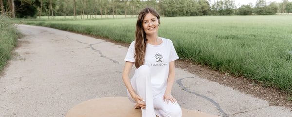Schau Dir die FLOWALOHA Reise in unserem Imagefilm am. Jasmin Patricia Kremer hat eine Vision von Yogakursen Online und Meditationskursen für innere Ruhe und Herzöffnung. Zudem gibt es die einzigartige ovale Yogamatte Kork. Sie erzählt in dem Video ihre Geschichte.