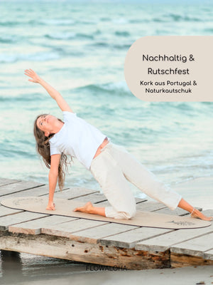Die ovale Yogamatte Kork ist nachhaltig und rutschfest. Die Materialien sind Kork kommt aus Portugal und Naturkautschuk. Die Yogamatte oval ist der neue Trend. Auf dem Foto siehst Du Gründerin Jasmin Patricia Kremer von FLOWALOHA eine Yogaübung auf der Kork Yogamatte machen. Bekannt ist die Marke vom Sparkassen Gründerpreis BW2024, der YogaWorld und YogaAktuell.