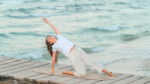 Die ovale Yogamatte Kork ist rutschfest, nachhaltig und super gelenkschonend. Auf dem Foto siehst Du Gründerin Jasmin Patricia Kremer von FLOWALOHA bei der Yogaübung Seitstütz / Side Plank – auf Sanskrit Vasisthasana. Für diese Übung brauchst Du eine besonders rutschfeste Yogamatte. Die Yogamatte oval überzeugt besonders durch ihre einzigartige besondere Form. Sie ist der Yogamatten Testsieger bei unseren Kunden.
