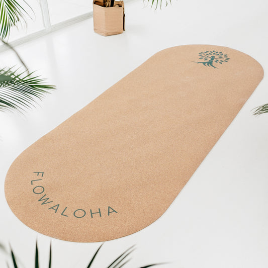 Ovale Premium Kork Yogamatte Kalea mit grünem Logo
