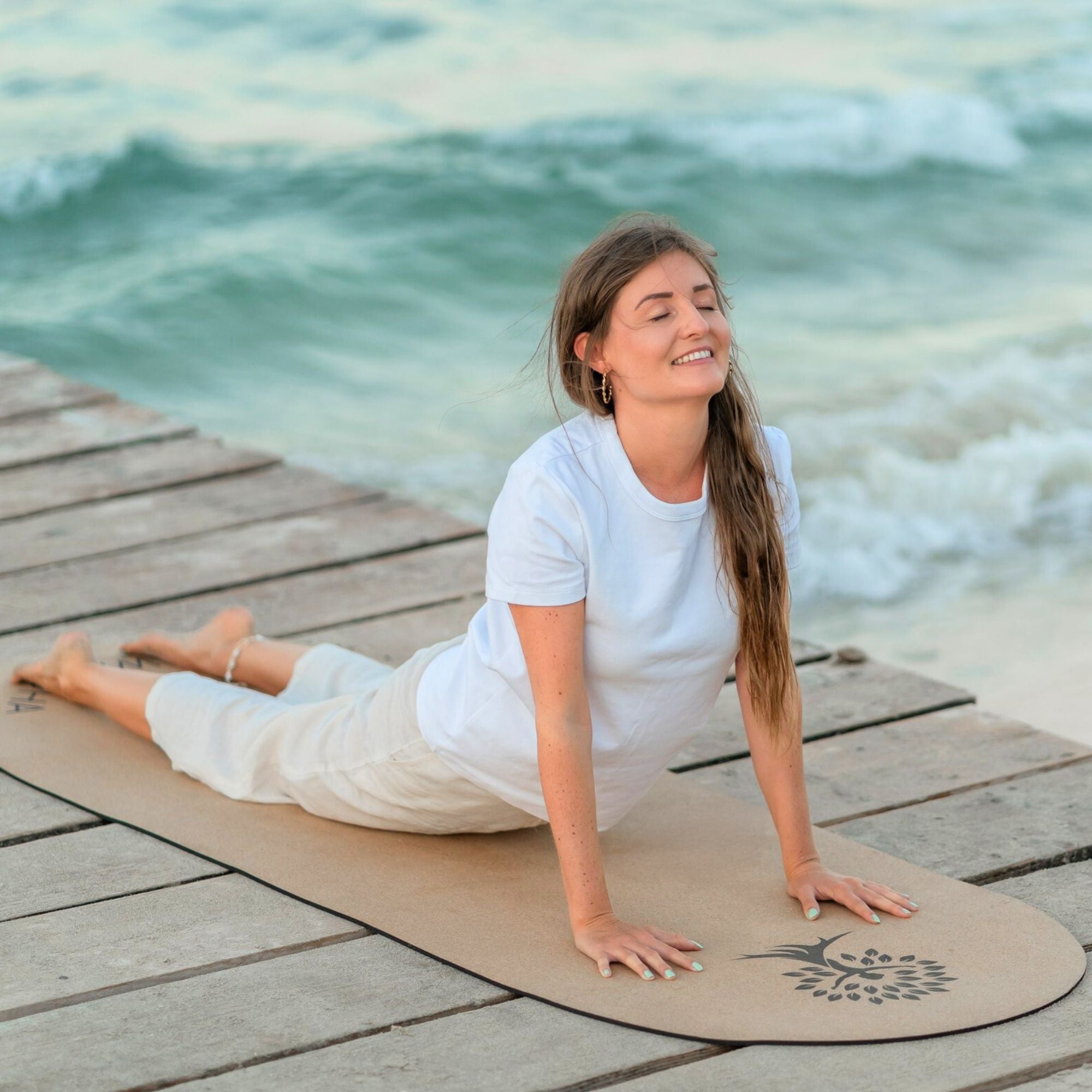 Ovale Premium Kork Yogamatte Kalea mit schwarzem Logo