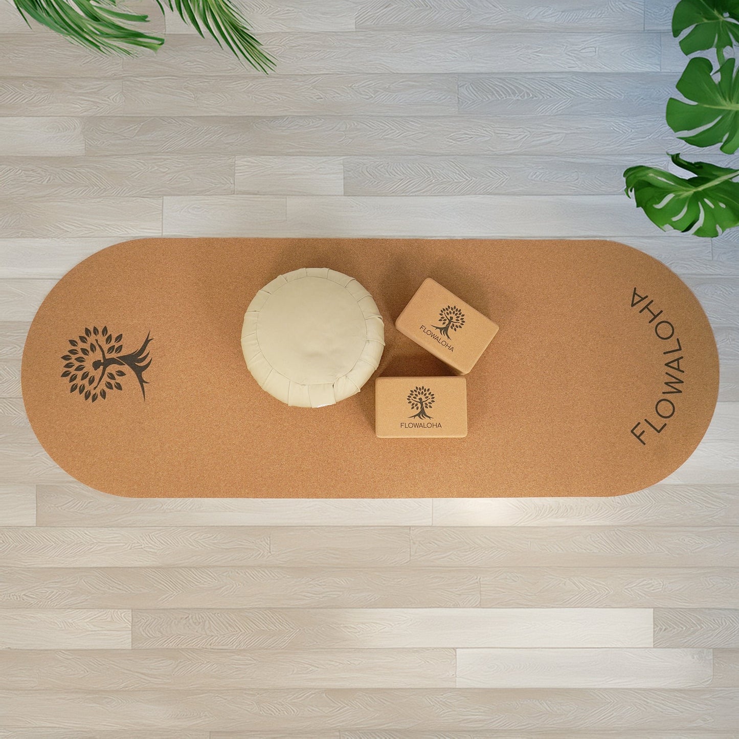 Ovale Yogamatte mit schwarzem Logo