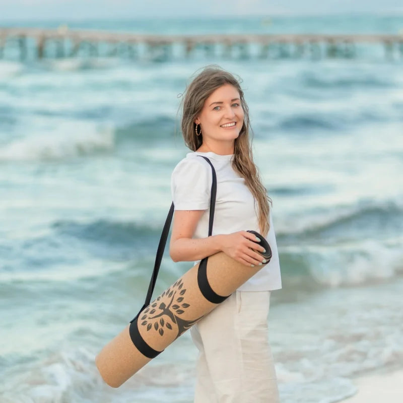 Jasmin, Gründerin von FLOWALOHA, mit ihrer Kork-Yogamatte Kalea am Meer