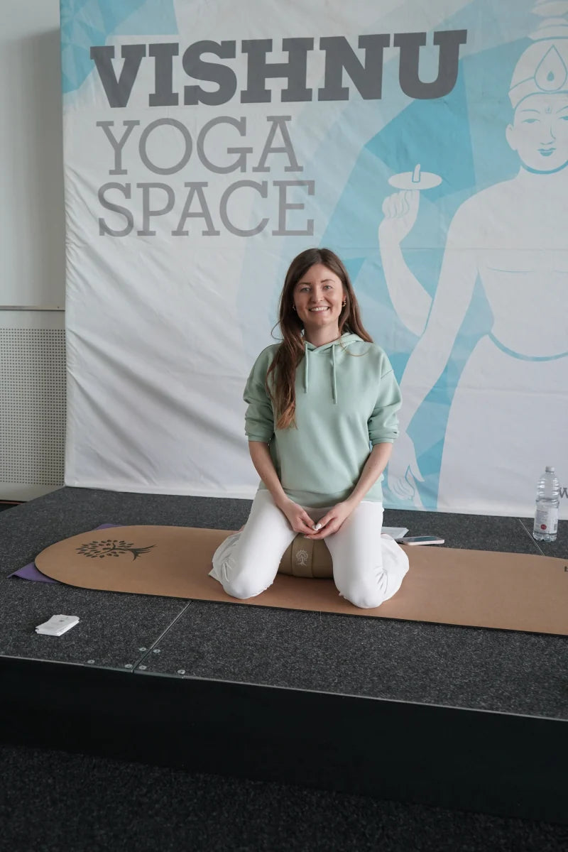 Jasmin auf ihrer Kork-Yogamatte bei der YogaWorld